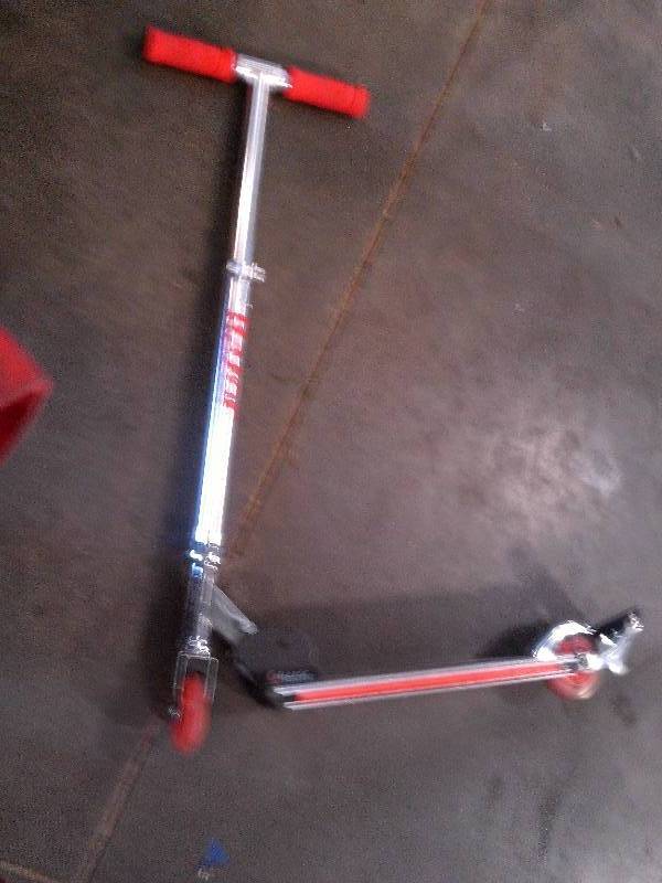 lot 103 image: razor scooter