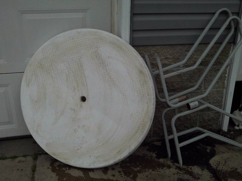 lot 114 image: round white outside table