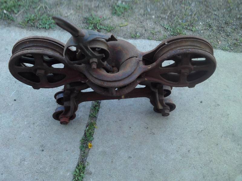 lot 143 image: ANTIQUE DUEL BARN PULLY