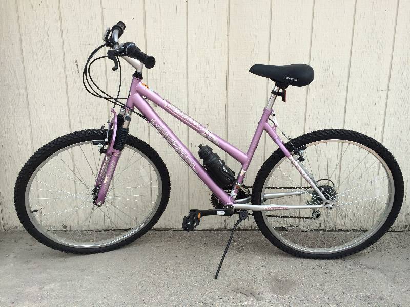 lot 7 image: Dynacraft Echoridge 18 Speed Bike