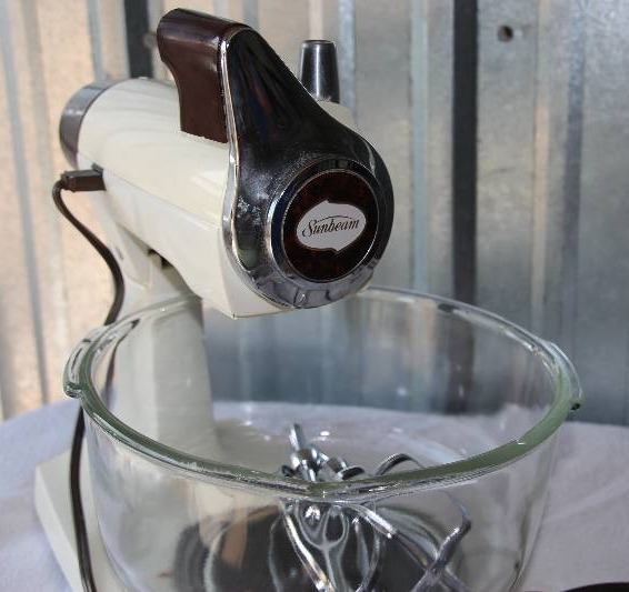 lot 4 image: Sunbeam Stand Mixer w Glass Bowl