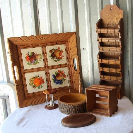 lot 10 image: Six Assorted Wooden Dcor