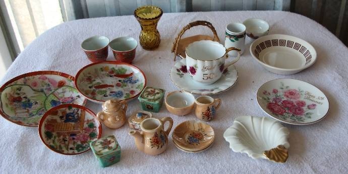 lot 11 image: GlasswareTea SetsAssorted Glassware