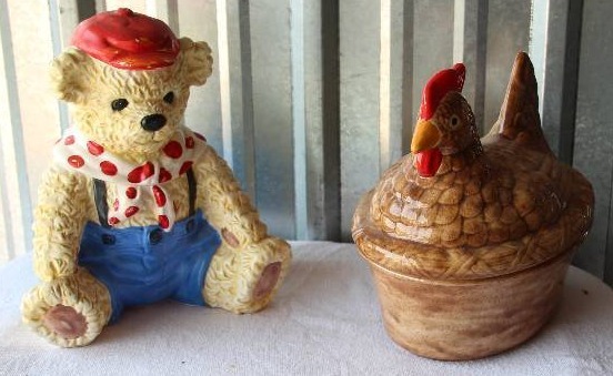 lot 29 image: Teddy Bear Kookie Jar & Hen Cookie Jar