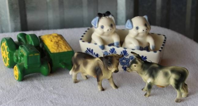 lot 38 image: Down on the Farm Salt & Pepper Sets