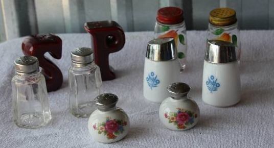 lot 39 image: Glass & Ceramic Salt & Pepper Sets