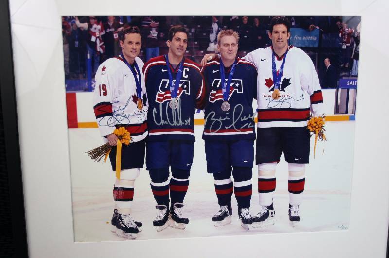 lot 2 image: Four Olympians Detroit Red Wings 2002