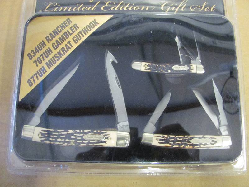 lot 32 image: Knives