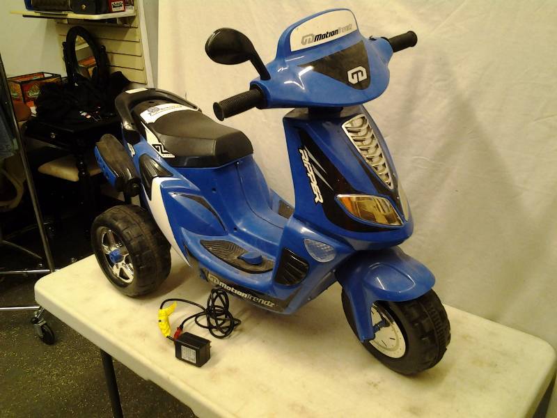 Motor Trends Road Ripper Battery Operated Scooter With Charger Works