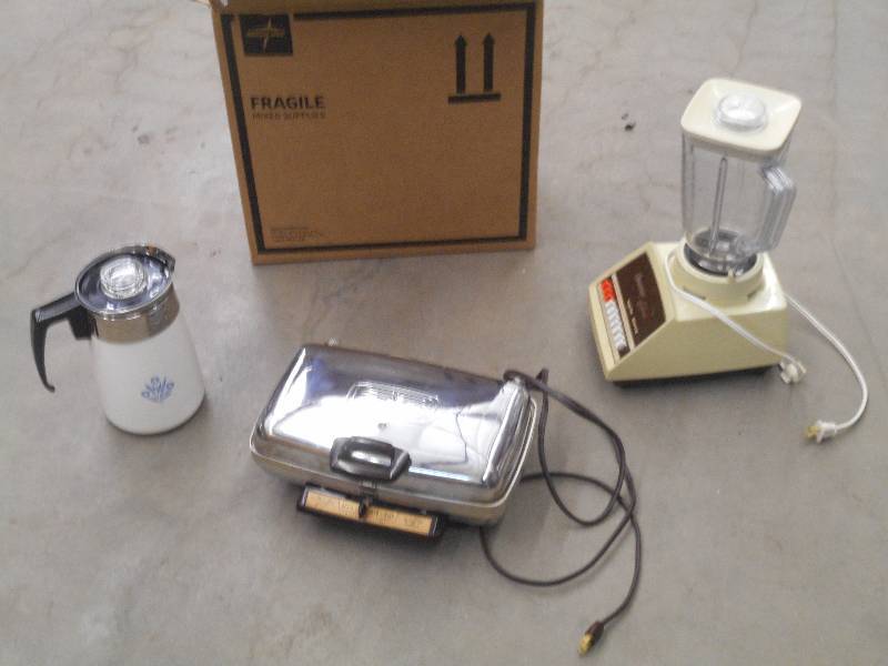 lot 32 image: Box Of Kitchen Appliances Coffe Ma...