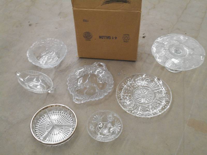 lot 33 image: Bo Of Assorted Glass Serving Trays ...