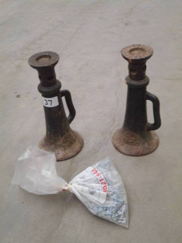 lot 37 image: Lot Of (2) Steel Jacks & Bag Of Scr...