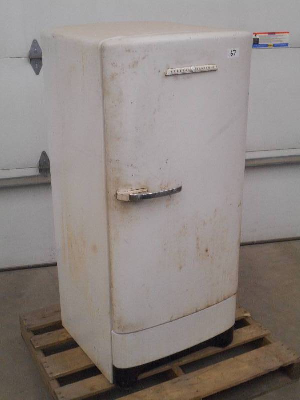 lot 67 image: Vintage GE Refrigerator With Interi...
