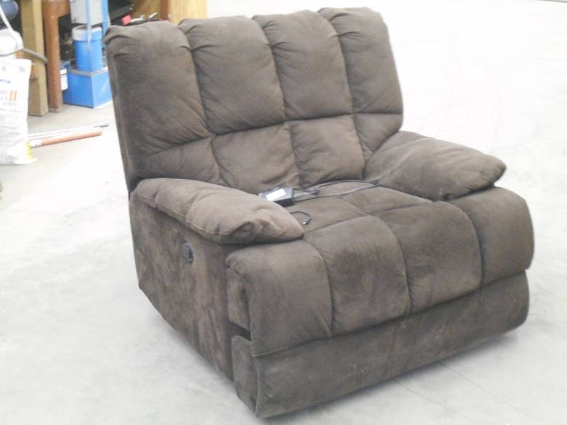lot 83 image: Extra-Wide Reclining Electric Chair...