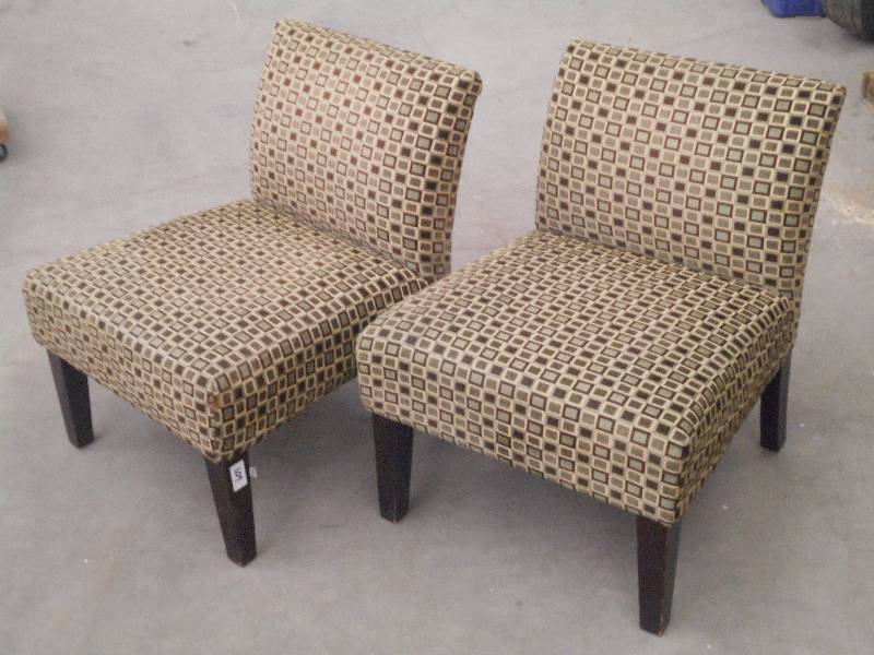 lot 109 image: (2) Matching Cushioned Lounge Chair...