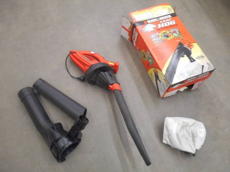 lot 129 image: Black & Decker Leaf Hog Electric Bl...