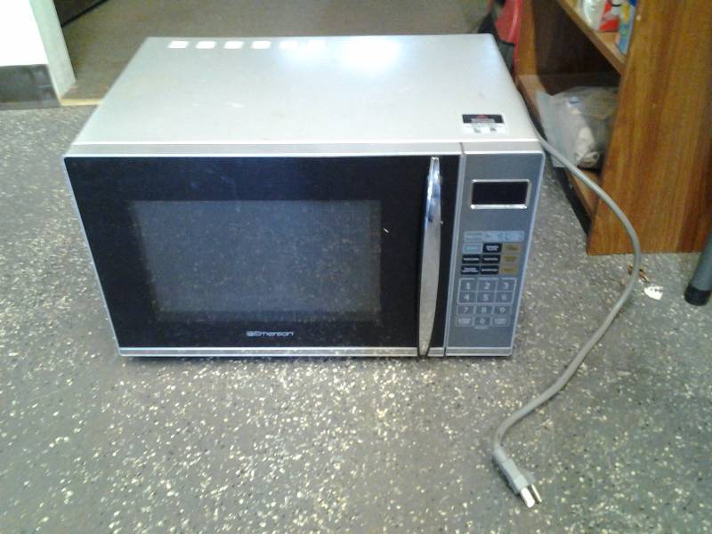 lot 10 image: Emerson Microwave Oven