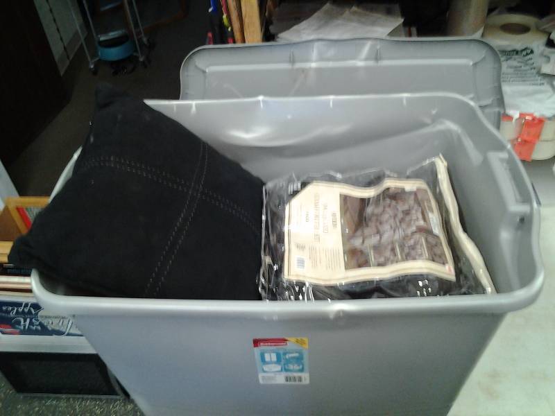 lot 18 image: Tote With Lid (With Partial Bedding Set & throw Pillows)