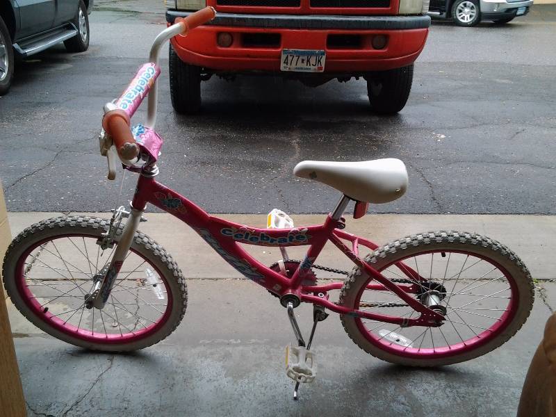 lot 32 image: Huffy Celebrate Girls 20 Inch Bike