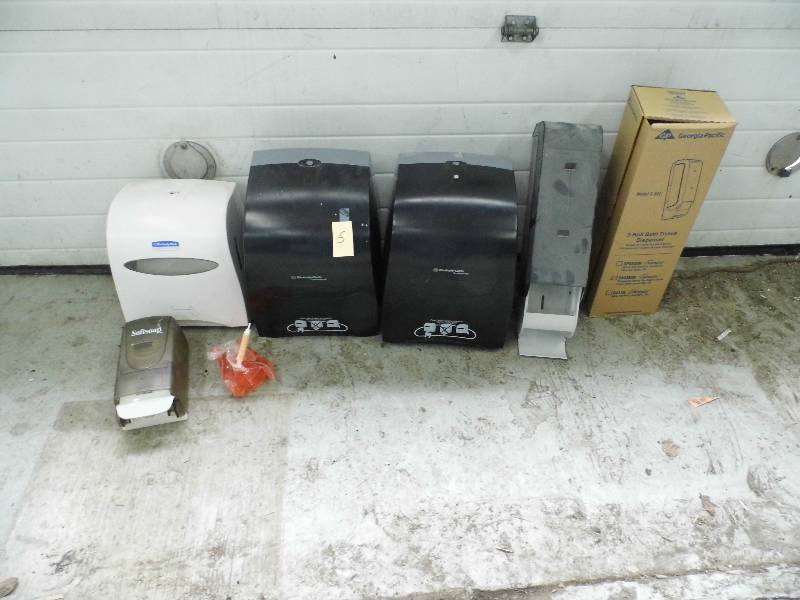 lot 5 image: Paper Towel Dispensers