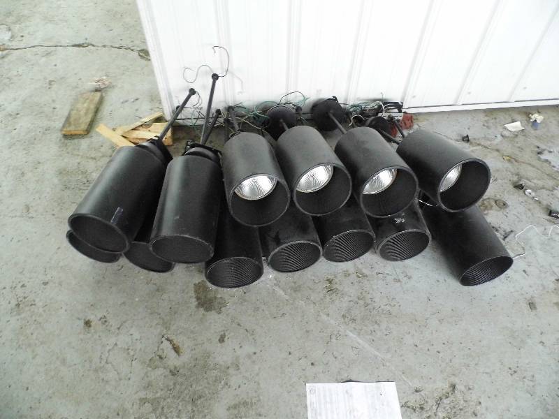 lot 17 image: 13 Black Light Fixtures