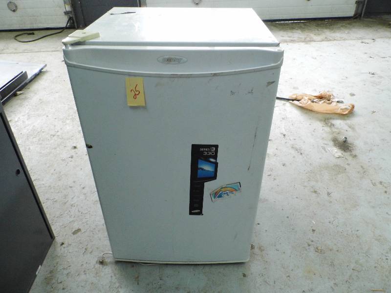 lot 25 image: Danby Mini Fridge