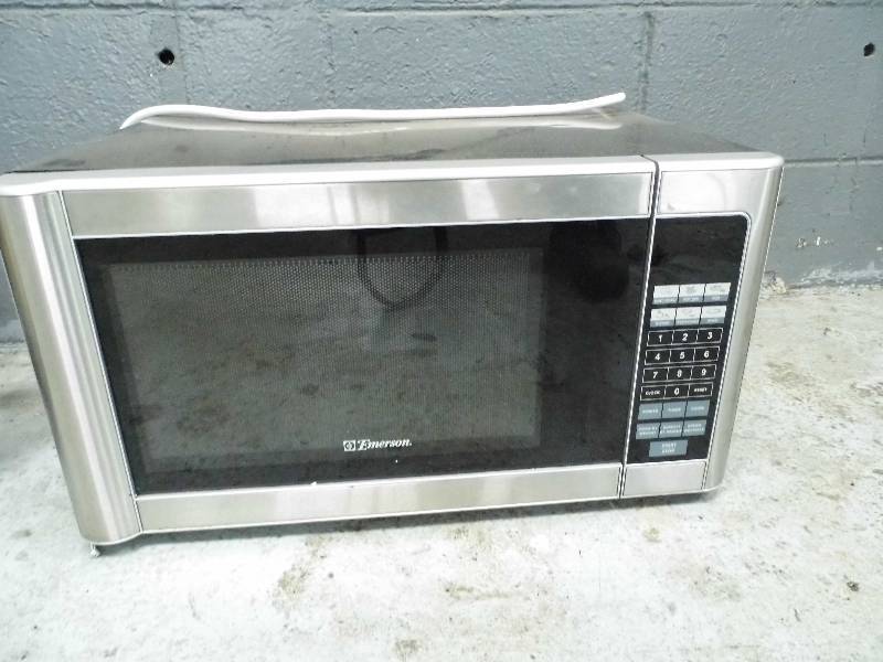 lot 34 image: Emerson Microwave