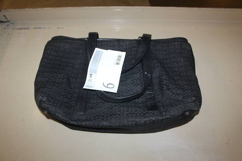 lot 6 image: Coach Leatherware Purse