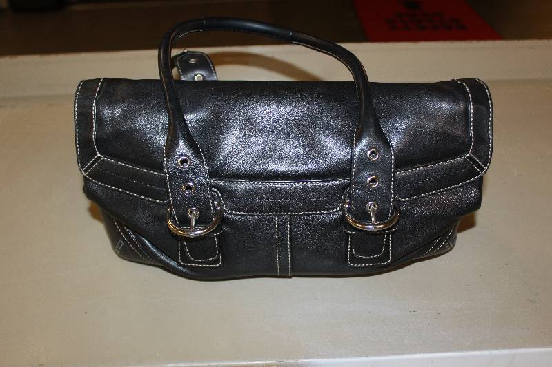 lot 5 image: Coach Leatherware Purse
