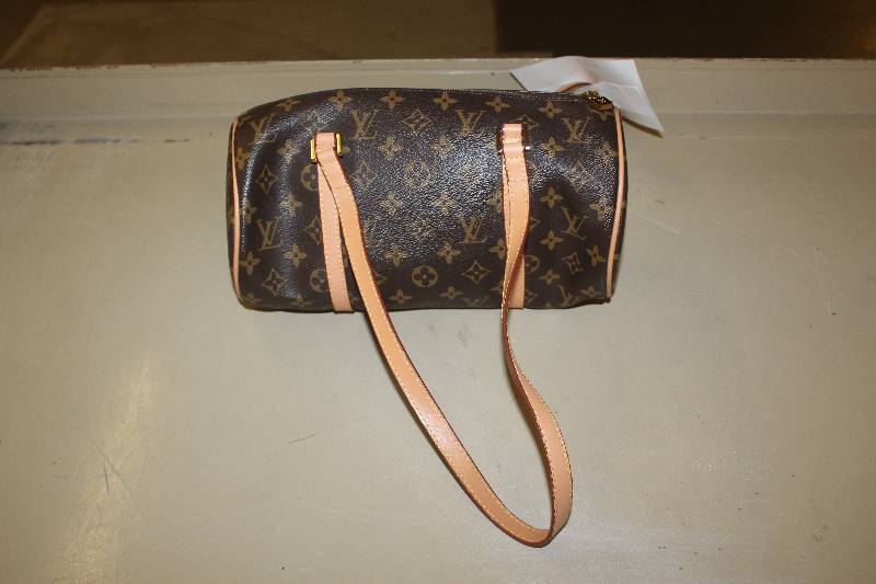 lot 4 image: Louis Vuitton Purse