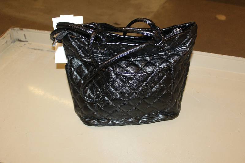 lot 3 image: Chanel Purse Black Leather