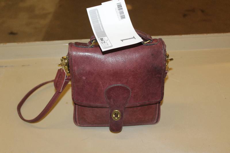 lot 1 image: Coach Leatherware Purse