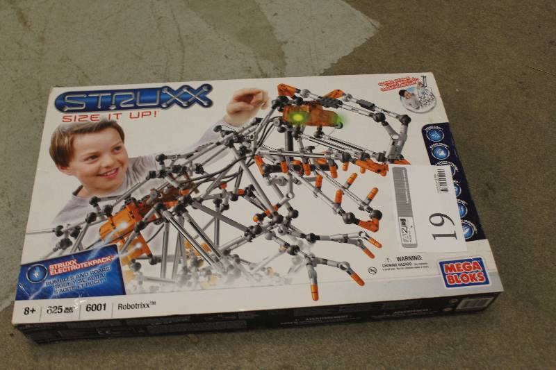 lot 19 image: Struxx Mega Bloks Robotrixx