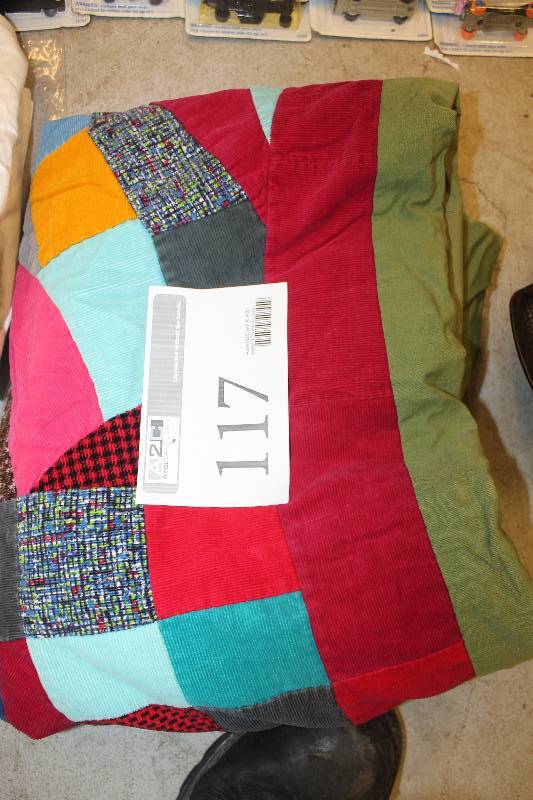 lot 117 image: Handmade Vintage Quilt