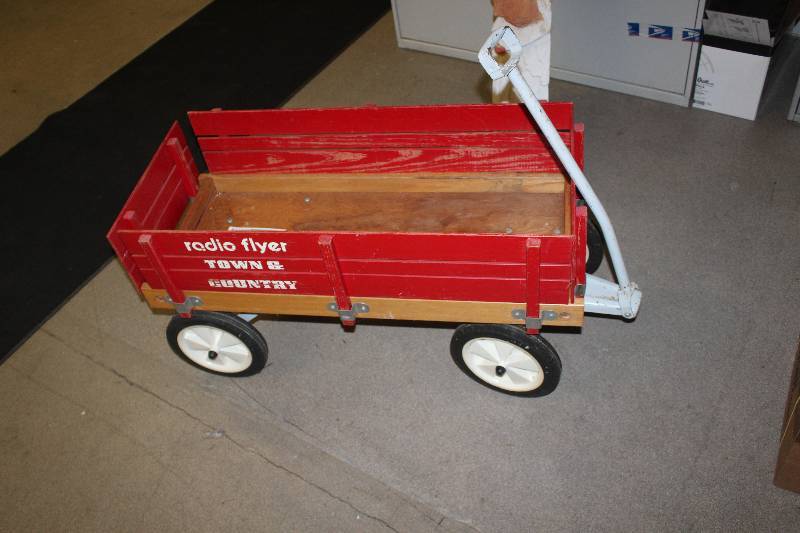 lot 142 image: Radio Flyer Town & Country Wagon