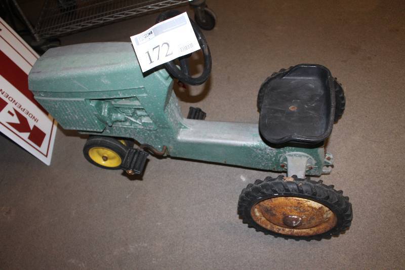 lot 172 image: Vintage Kids Toy John Deere Tractor