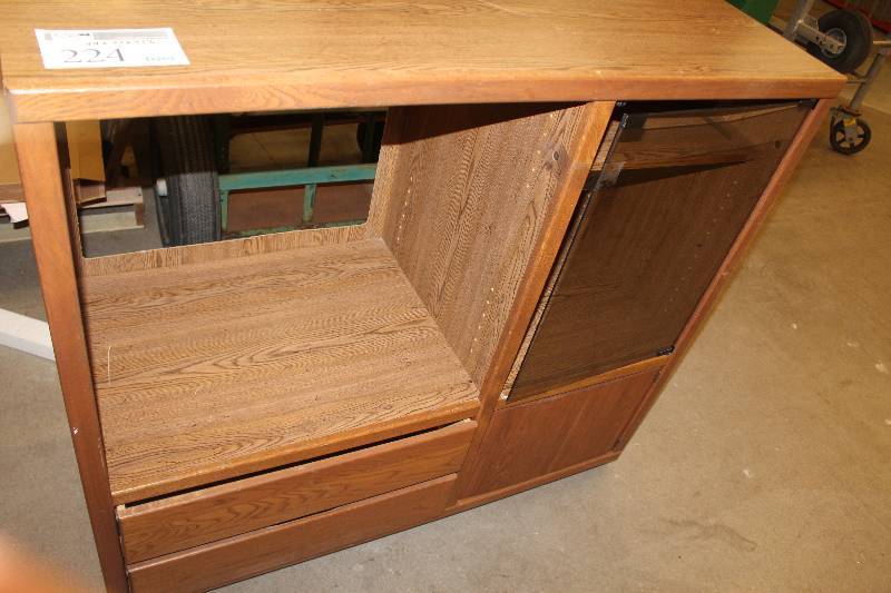 lot 224 image: Entertainment Center