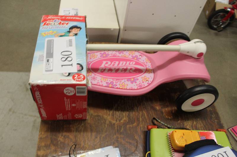 lot 180 image: Girls Pink Radio Flyer Scooter