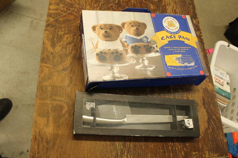 lot 42 image: Lot of (2) Cooking Equipment Including 1) Bear Cake Pan AND 1) Cake Knife