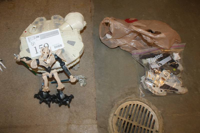 lot 159 image: Lot of (4) Vintage Star Wars Toys