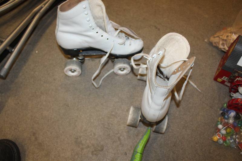 lot 166 image: Womens Skates
