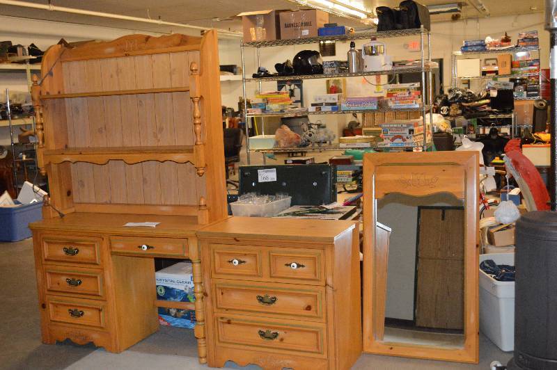 lot 225 image: Lot of (4) Cape Cod style Young-Hinkle brand Furniture