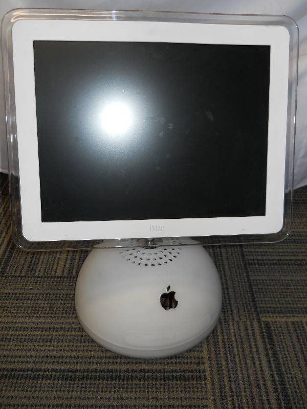 lot 2 image:  Apple IMAC 700 MHz  256 MB  40 HD  Just computer  no power cord  untested