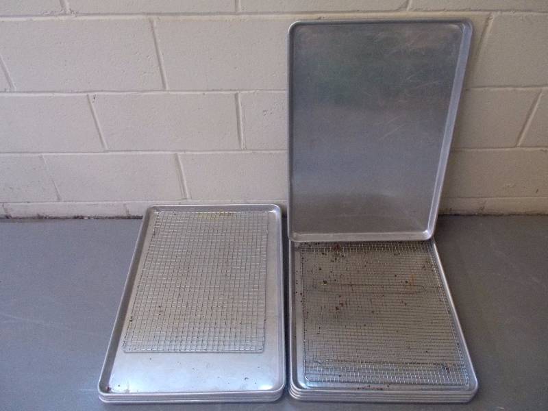 lot 305 image: Sheet and Wire Pans
