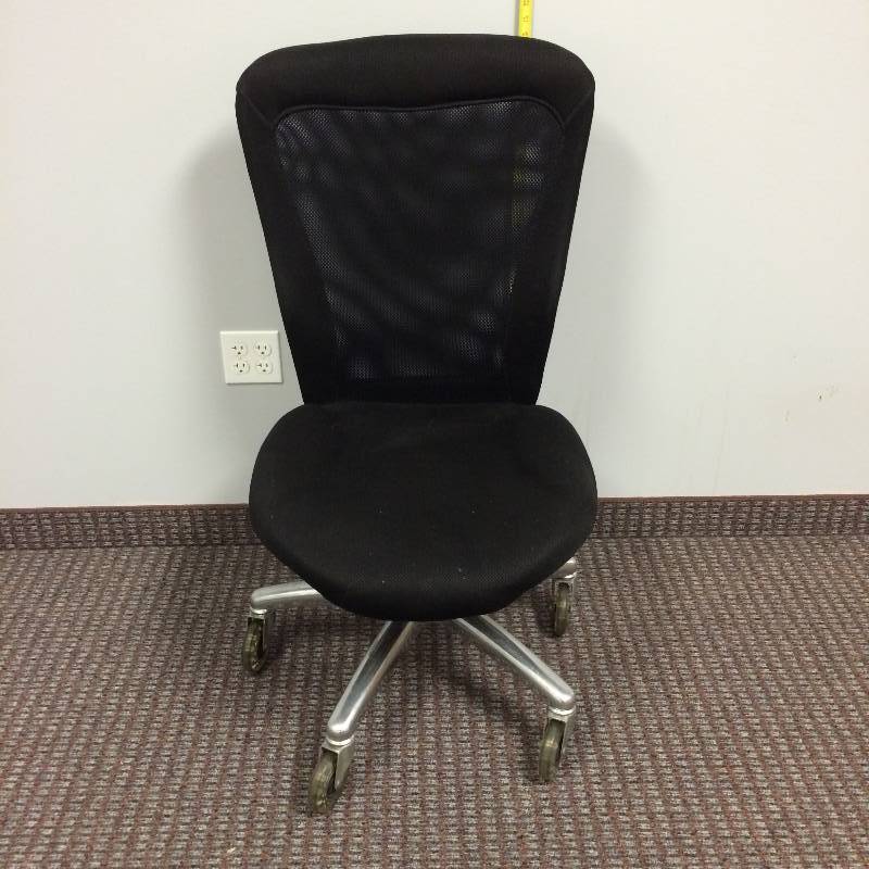 lot 21 image: Sleek OCM Intl Foam & Mesh Hi Back Executive Swivel Rolling Chair - Nice Condition