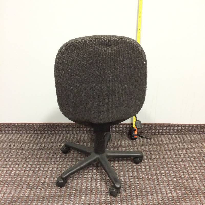 lot 26 image: Nice Quality Grey Cushion Foam Swivel Rolling Task Chair - Nice Condition