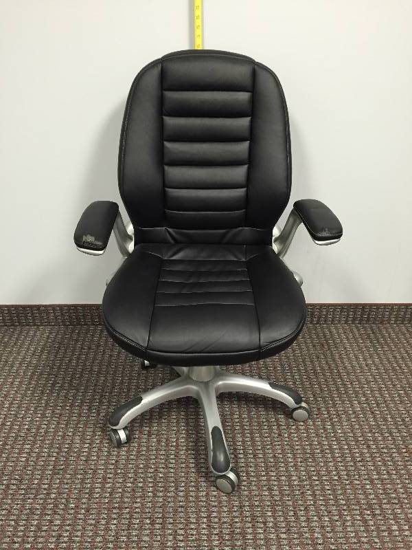 lot 57 image: Ready For Take Off Heavy Duty Executive Office Chair - Wear On Arms