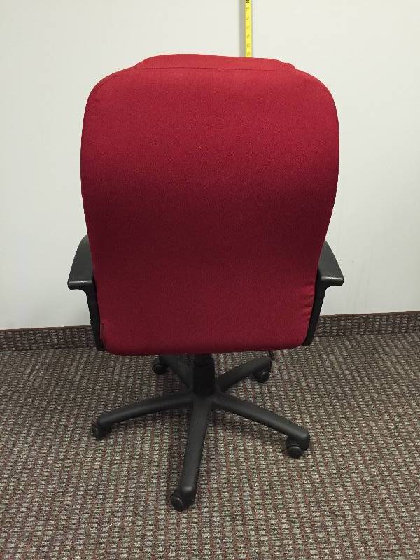 lot 61 image: Executive Red Fabric High Back Swivel Conference Room Chair - Nice Condition
