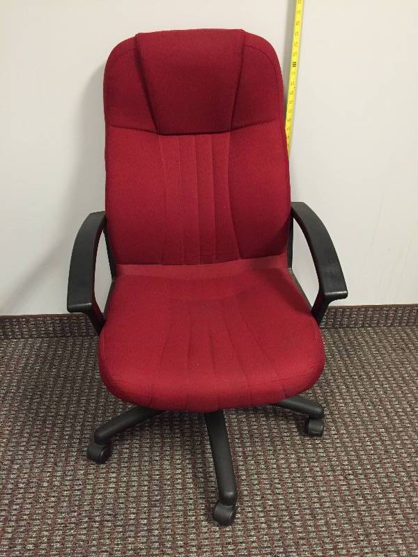 lot 62 image: Executive Red Fabric High Back Swivel Conference Room Chair - Nice Condition