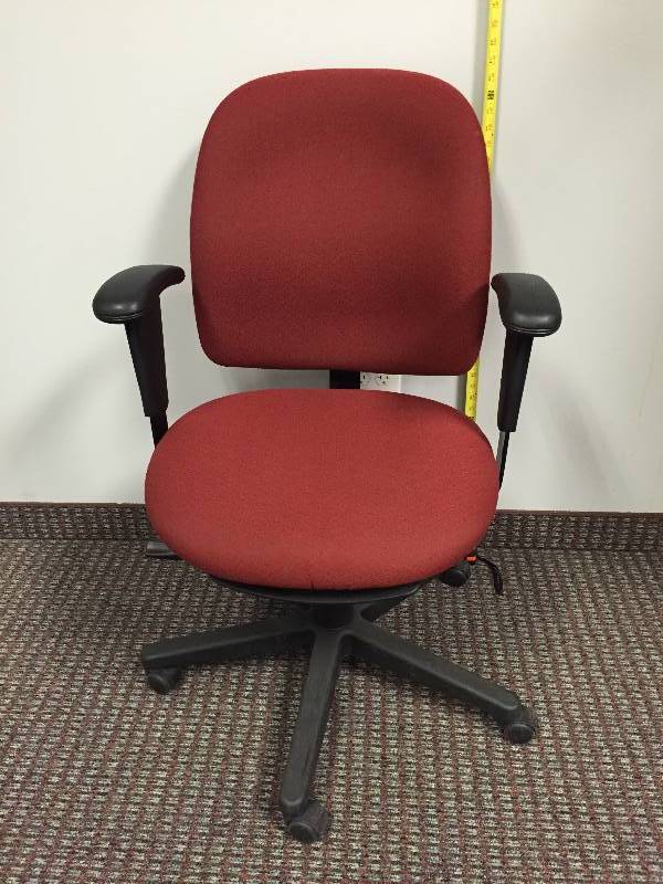 lot 69 image: Red Multipositional High Back Executive Office Swivel Chair - Nice Condition